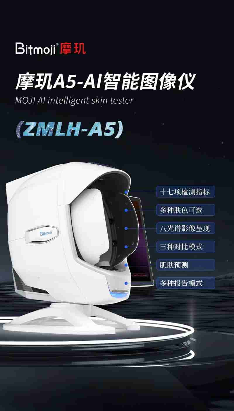 图为社区工作人员在驿站为外卖员免费提供药品。本网记者 武沛涛 摄